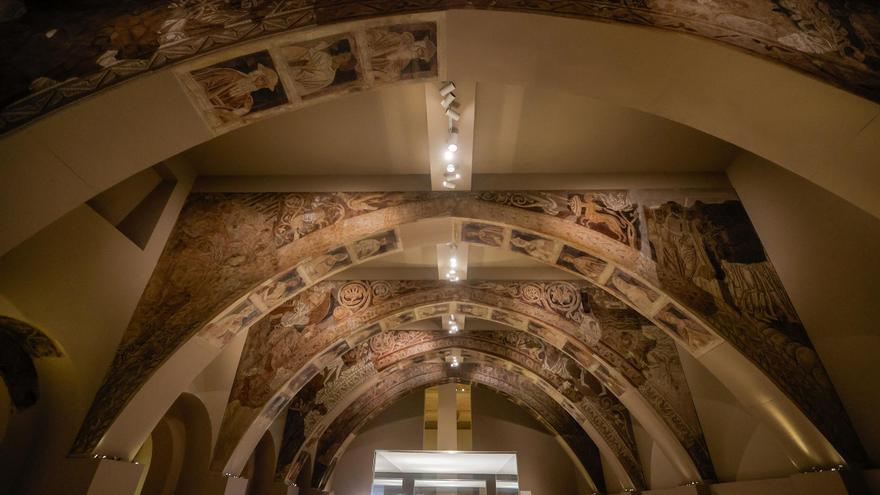 Archivo - Detalle de las pinturas murales del Monasterio de Sijena expuestas en el Museu Nacional d’Art de Catalunya (MNAC), a 29 de mayo de 2025, en Barcelona