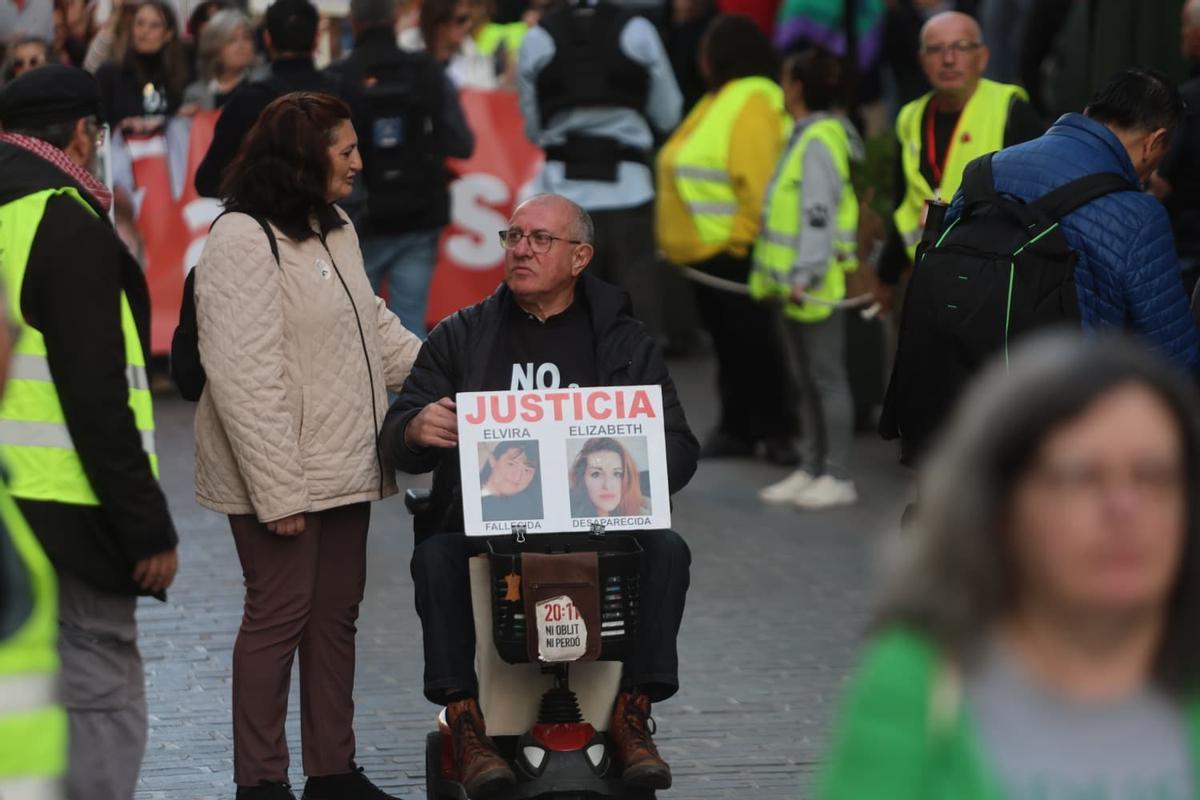Miles de personas recorren València en la primera manifestación contra Mazón tras su citación como testigo