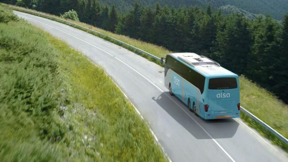 Un autobús de ALSA circulando por asturias.