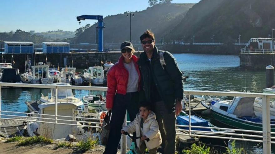 Paula Echevarría y su marido, Miguel Torres, en Candás, con el hijo de ambos. | Instagram