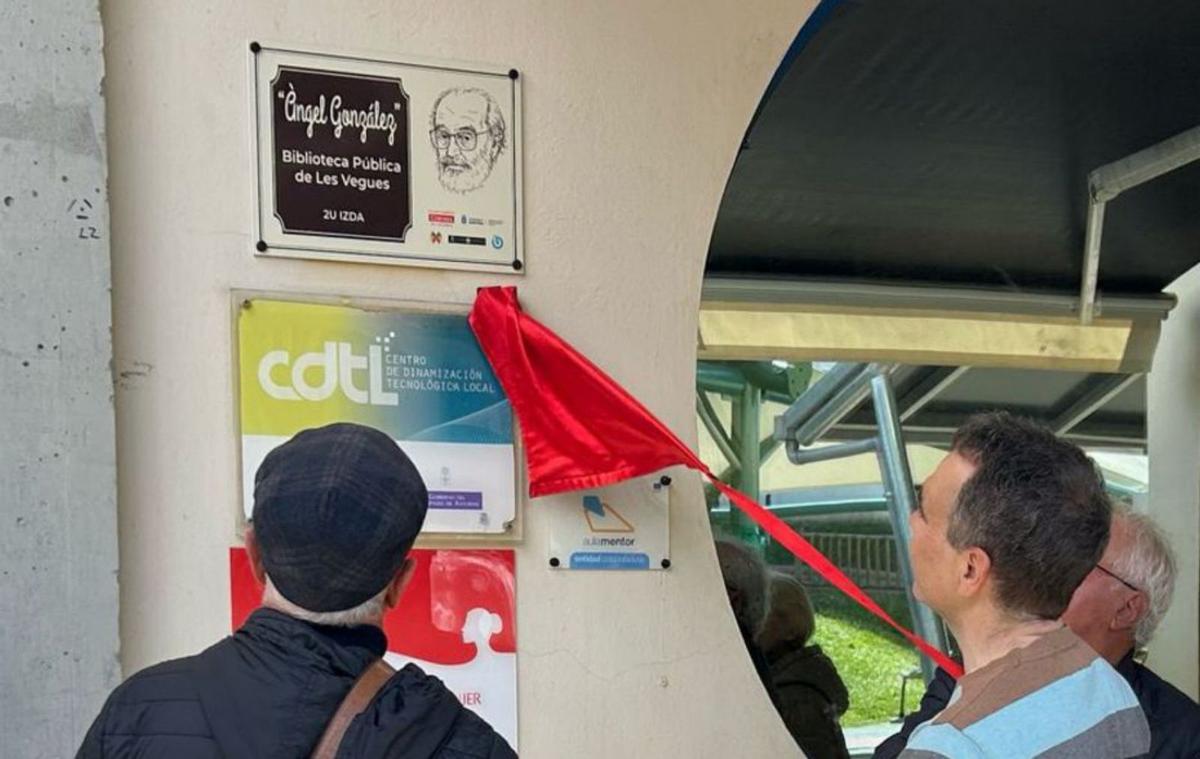 La placa de Ángel González en el centro sociocultural Tomás y Valiente.