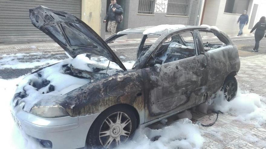 Crema un cotxe al centre de Santa Coloma de Farners