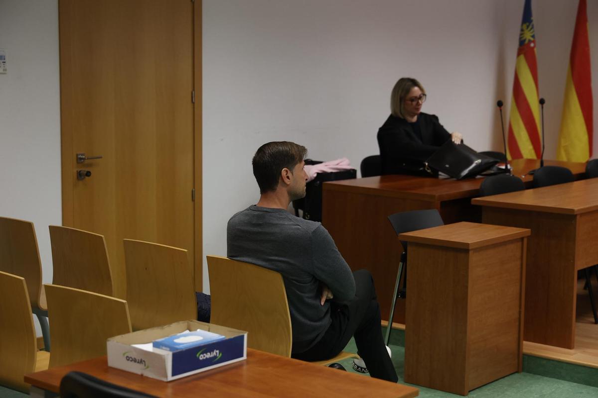 El acusado sentado de espaldas en el banquillo al inicio del juicio.