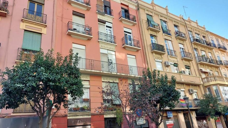 La Generalitat subasta cuatro pisos en València y un chalet en Rocafort