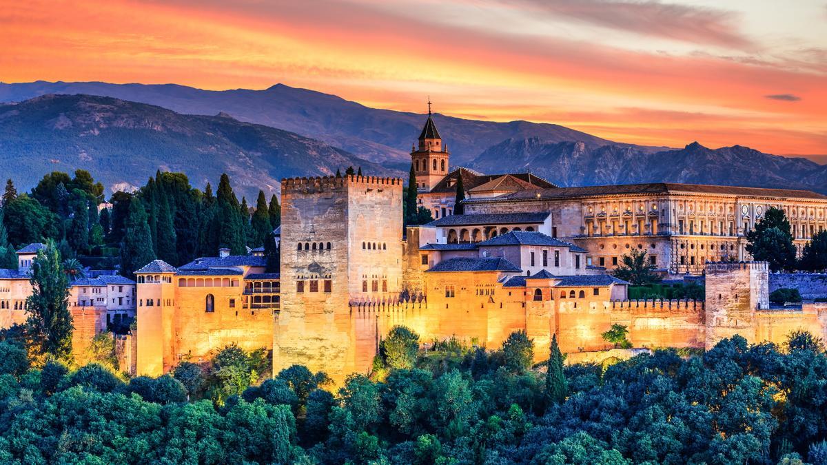 La Alhambra de Granada al atardecer, desde el Mirador de San Nicolás