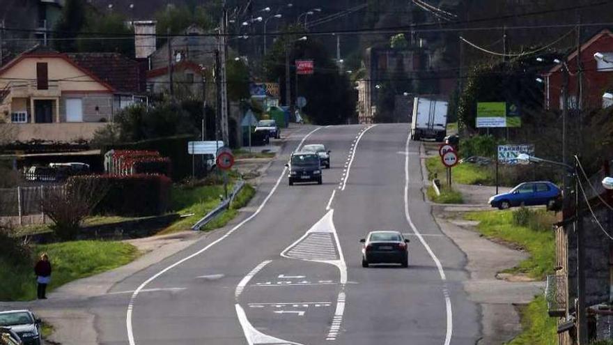 Una mujer cruzando, ayer, en la zona de la carretera N-120 en Xinzo donde se registró el miércoles un atropello mortal. // A. Hernández