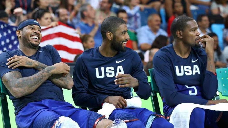 Por la izquierda, Carmelo Anthony, Irving y Durant, en el banquillo de EE UU en el partido ante China.