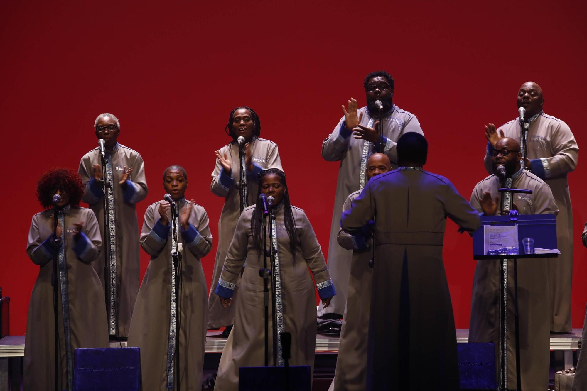 "Chicago Mass Choir" abre el ciclo de góspel en el teatro Jovellanos (en imágenes)