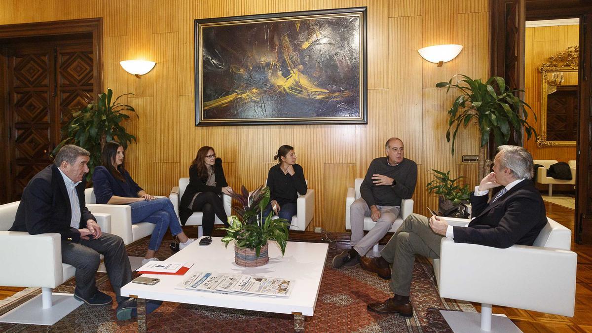 Jorge Azcón, alcalde de Zaragoza, Cristina García, concejala de Deportes y la exjugadora Teresa Seco junto al hermano de Pilar, Sergio, y a su mujer Cristina.