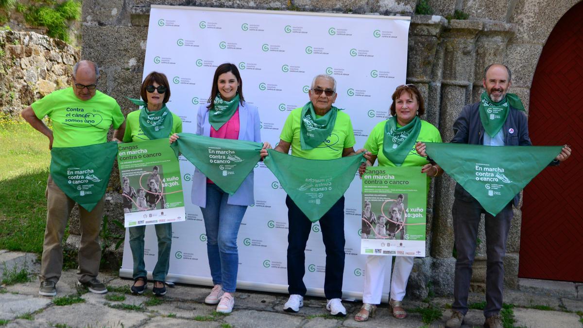 Responsables de la AECC en la comarca y del Concello moañés.