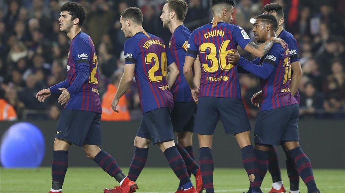 Los jugadores del Barça celebran el gol de Denis Suárez