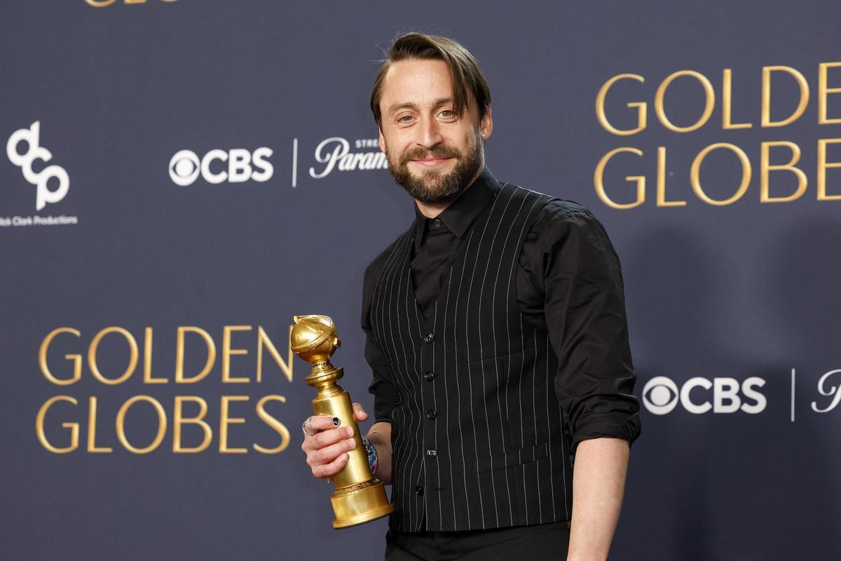 Kieran Culkin, tras recoger su Globo de Oro a mejor actor secundario de comedia o musical por 'A Real Pain'.