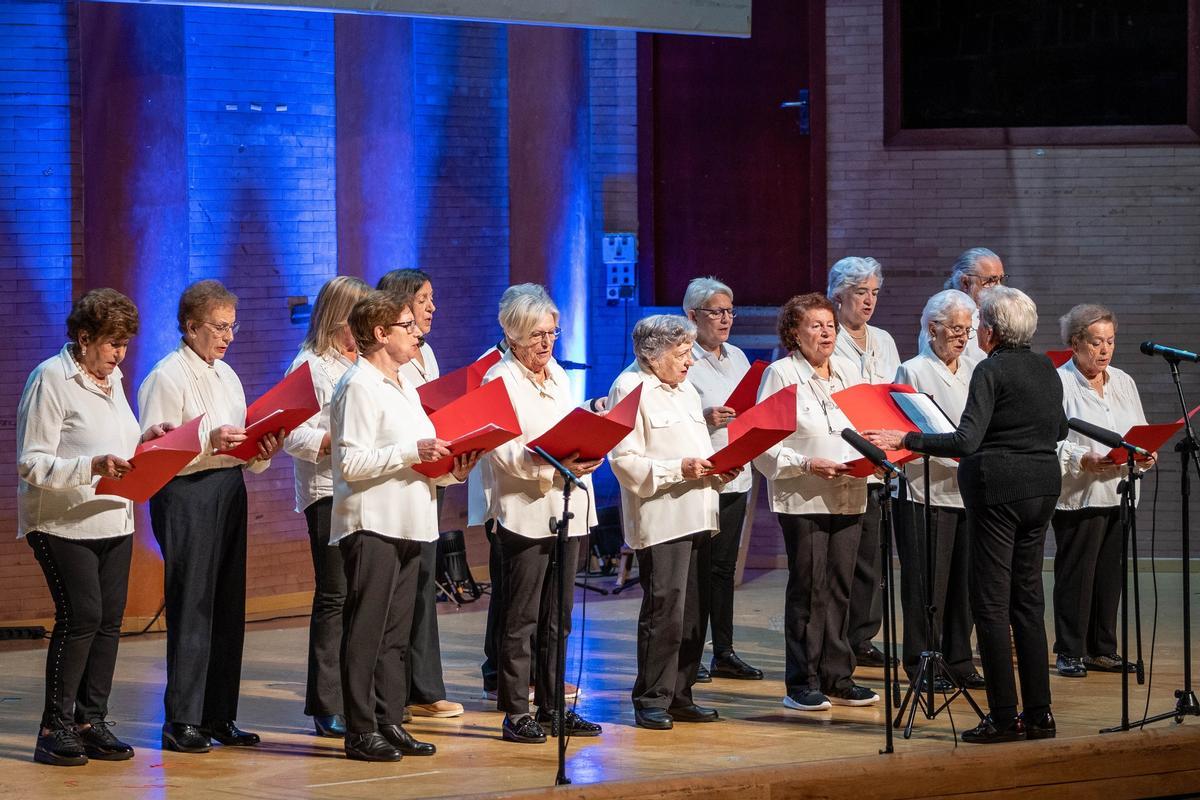 Baile y muchos villancicos para los mayores.