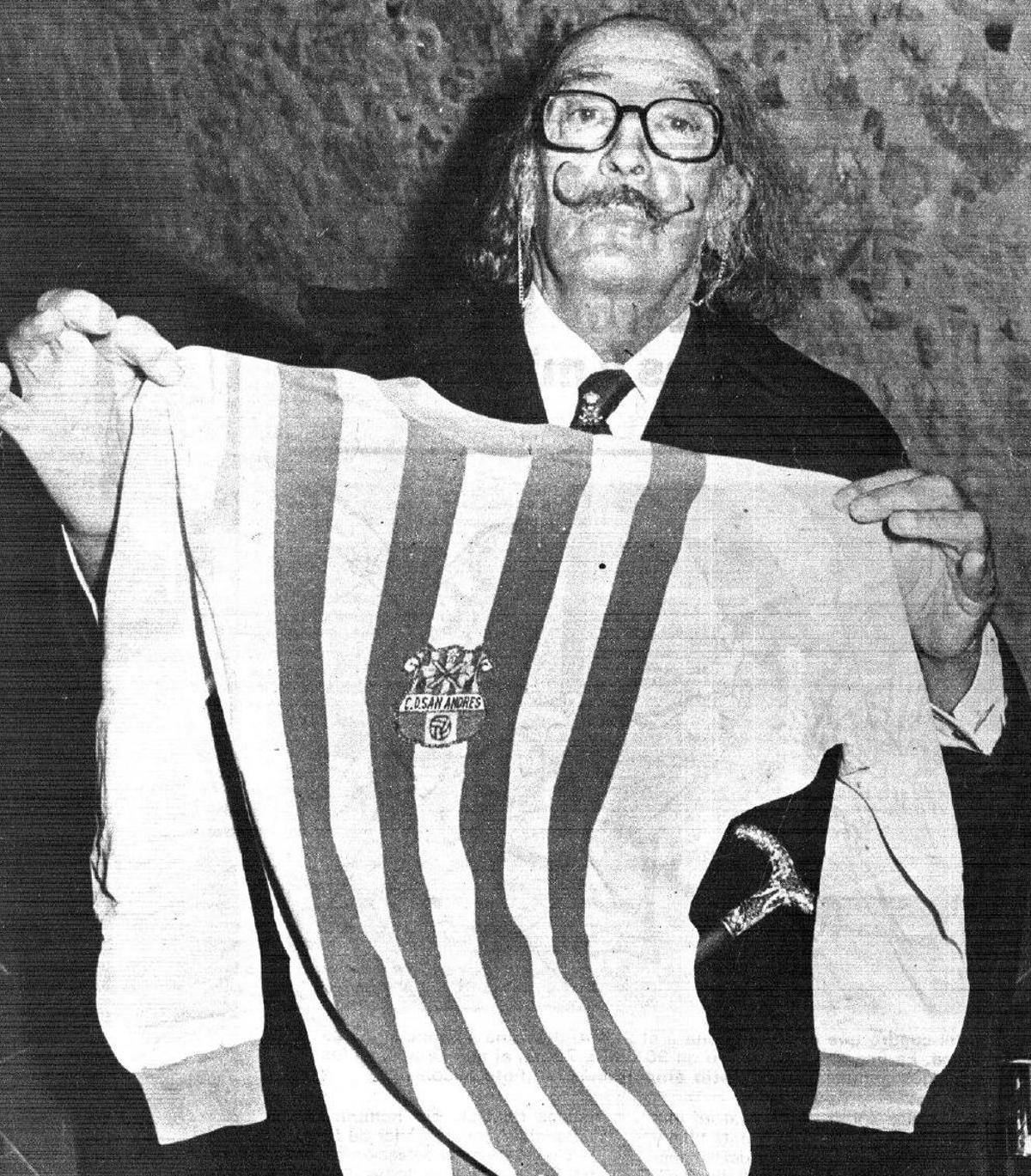 Salvador Dalí posa con una camiseta de la U.E. Sant Andreu.