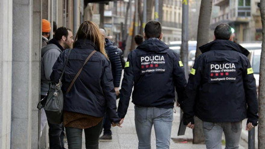 Mossos arribant al pis de la mare, que va trucar al 112 per avisar.