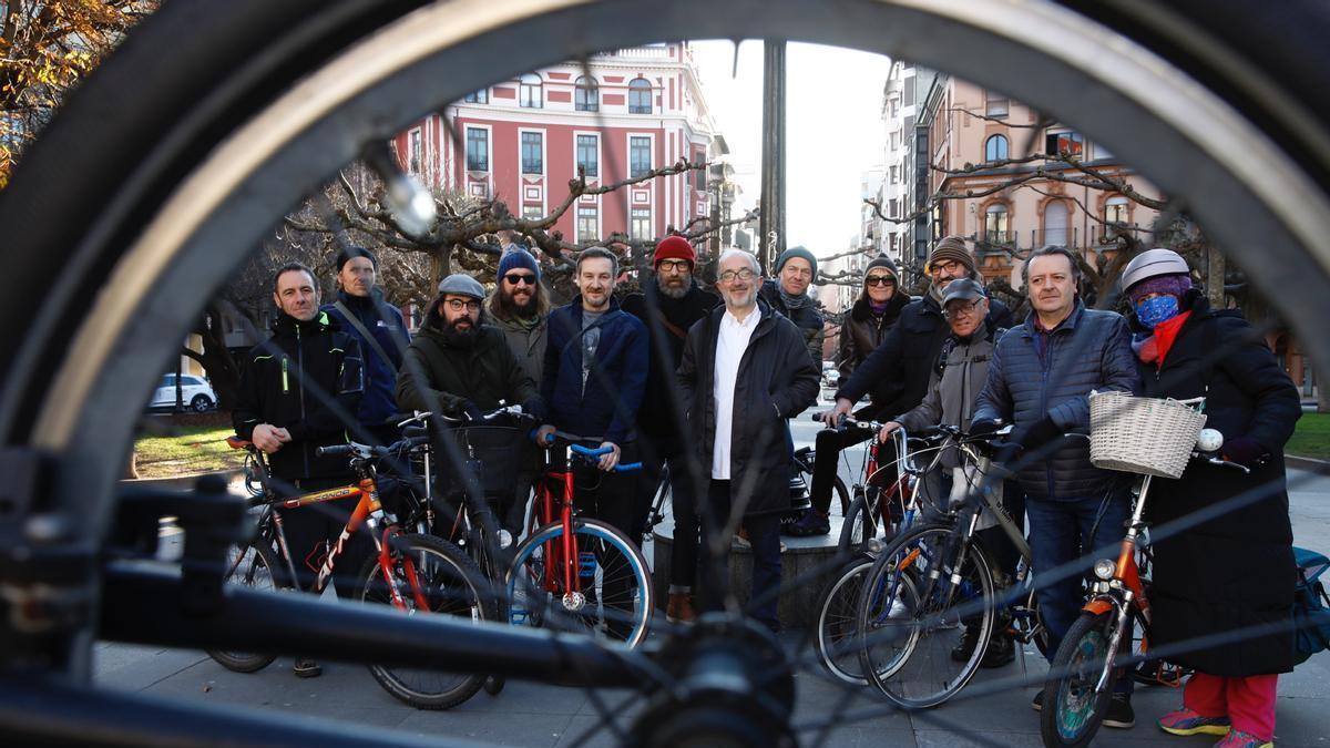 Integrantes de "30 Días en Bici" en la plazuela de San Miguel.