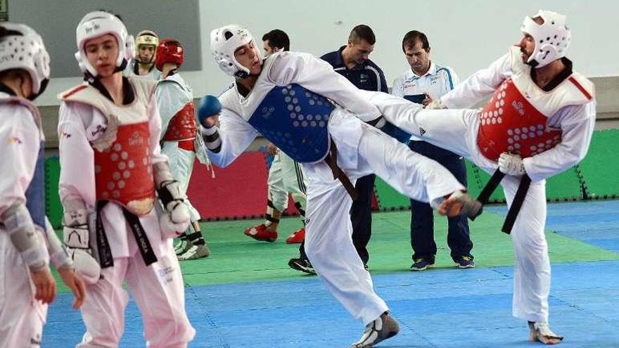 Taekwondistas de la Selección Gallega en el entrenamiento.//R.Vázquez