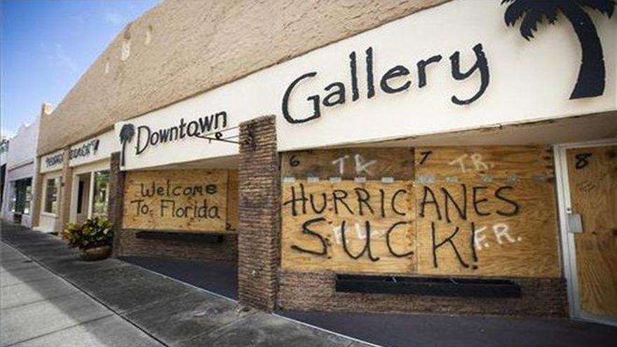 El huracán &#039;Dorian&#039; obliga el cierre de aeropuertos, trenes y escuelas en Florida