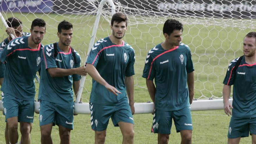 Satrústegui, Chavero, Isi y Pumar, entre otros, portan una portería durante un entrenamiento.