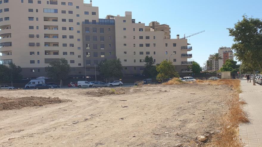 Aparcamiento de 400 plazas en un solar de la Playa de San Juan para hacer frente a la avalancha de agosto