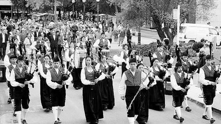 La Banda de Gaitas de Carreño, durante la celebración del día del concejo, ayer, en la Feria de Muestras.