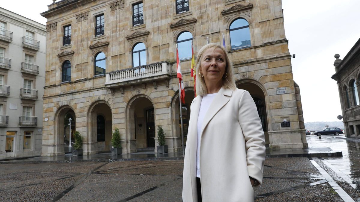 Sara Álvarez Rouco ante el Ayuntamiento de Gijón