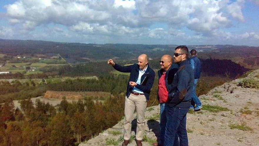 El parlamentario Abel Losada visita la mina de Touro