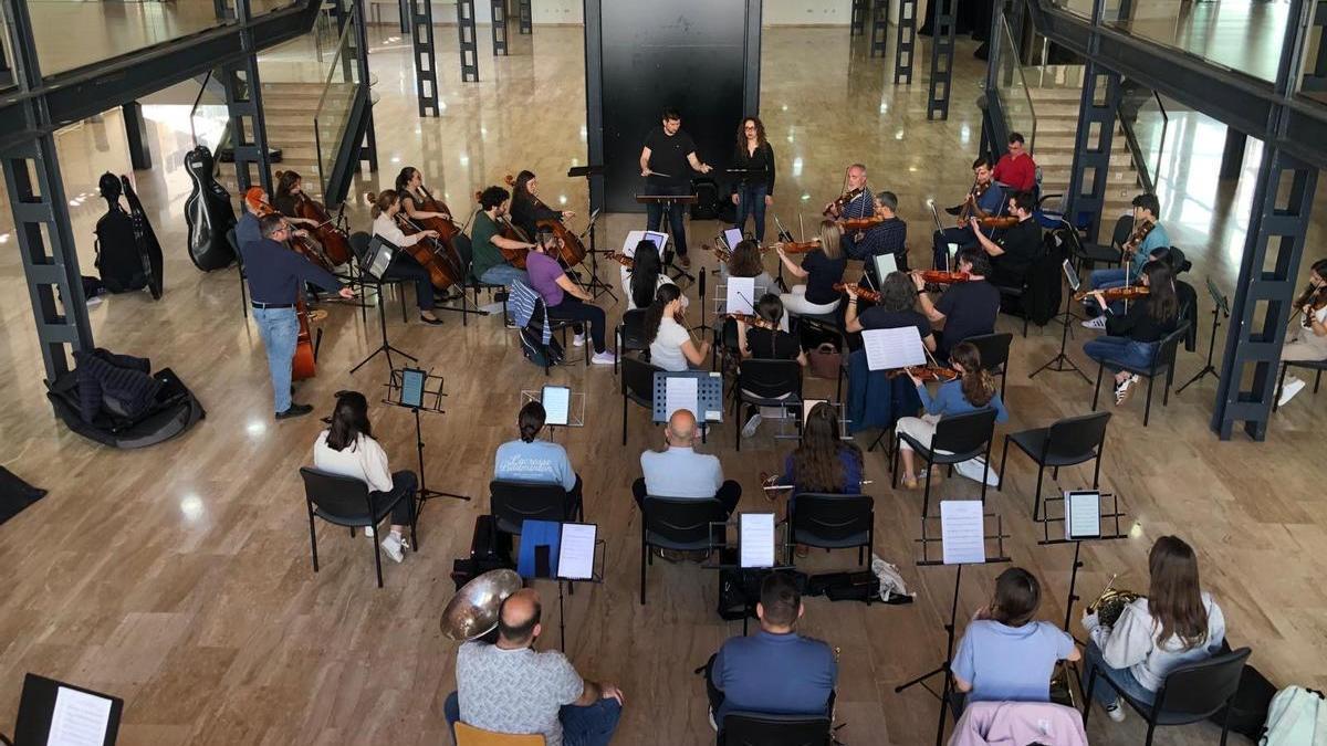 Ensayo de la orquesta para el concierto "Miguel Hernández Sinfónico"
