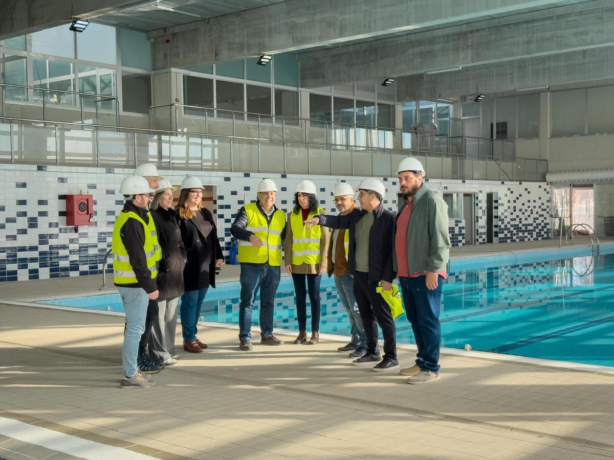 El equipo de gobierno visita las obras de la piscina cubierta.