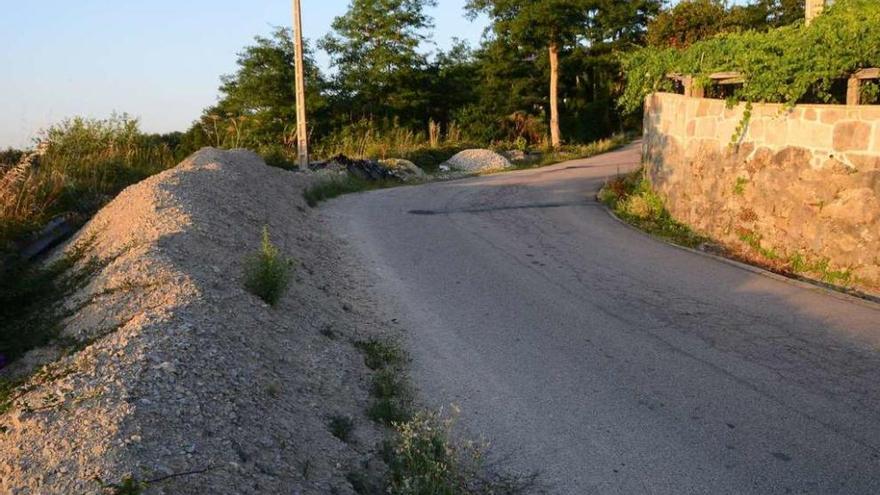 La carretera entre A Torre e Igrexario presenta grietas y hundimientos en un tramo de 200 metros. // G.N.