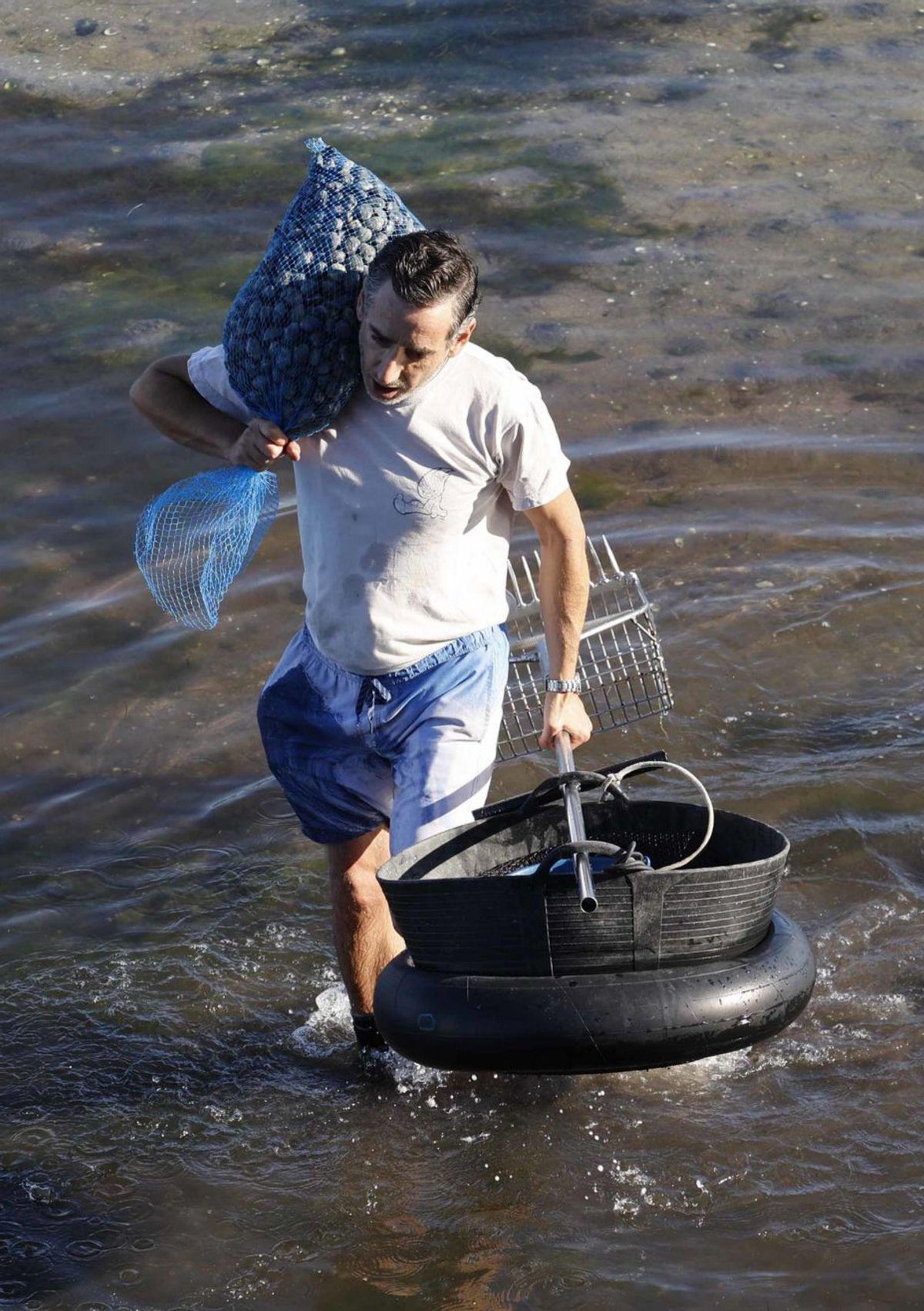 Regreso a la playa de uno de los mariscadores. | // PABLO HERNÁNDEZ