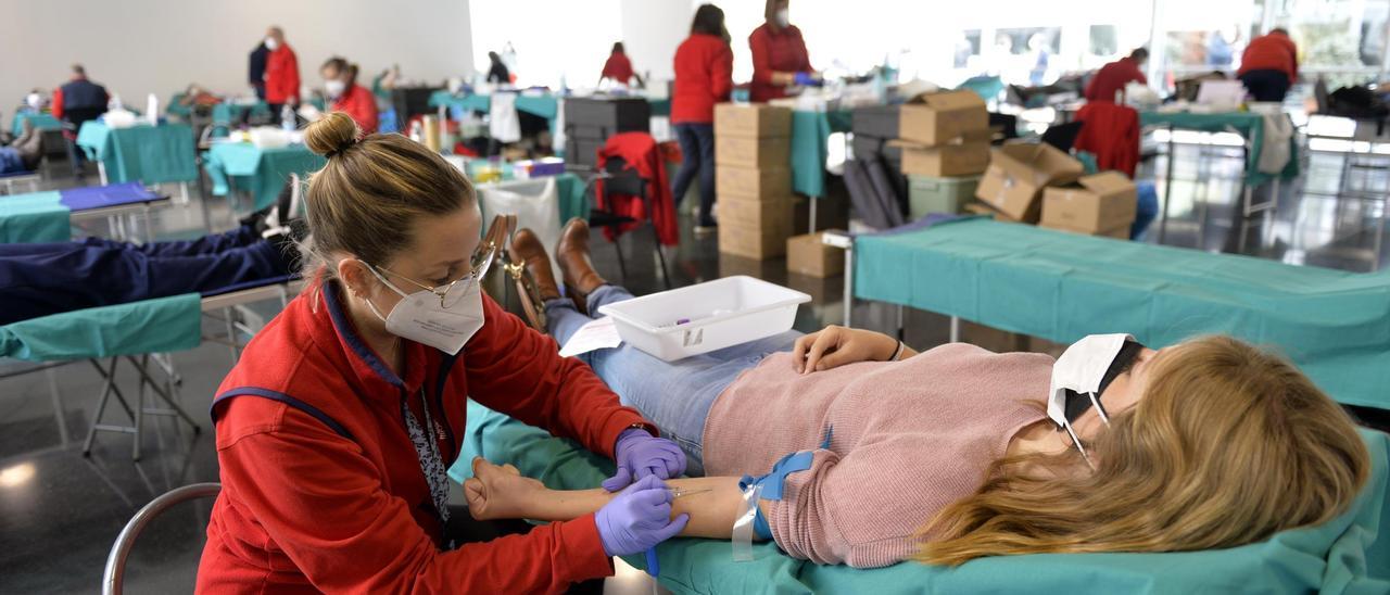 Varias personas donando sangre