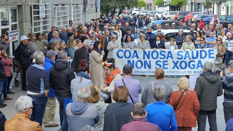 Asistentes a la concentración de ayer ante la Casa do Mar.