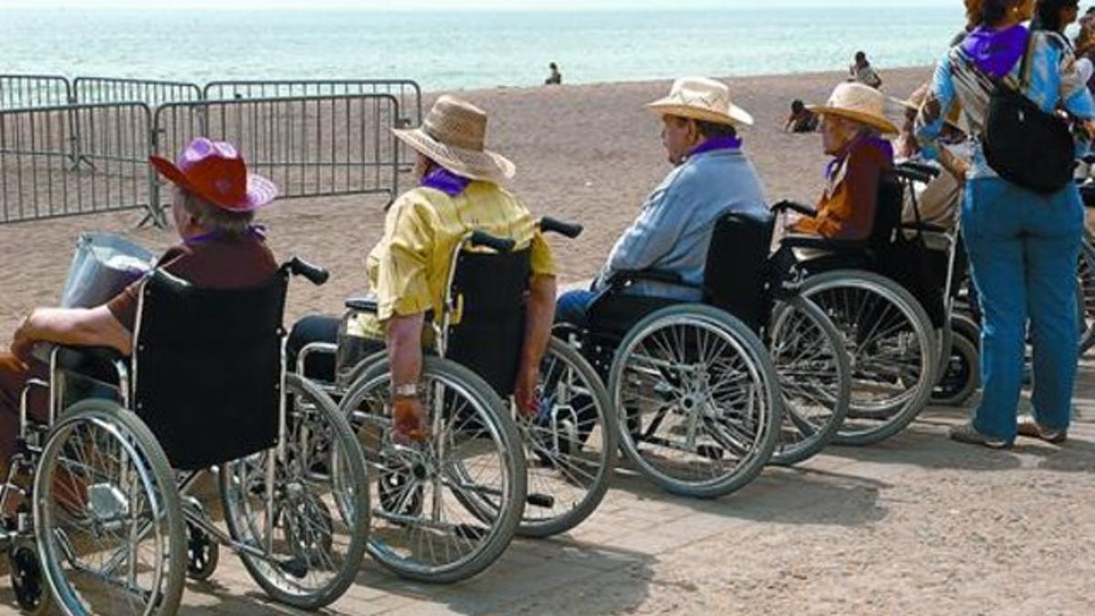 Un grupo de ancianos en silla de ruedas en una actividad en la playa de Badalona, en una imagen de archivo.