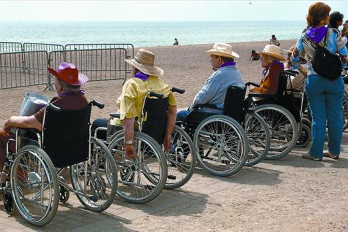 Un grup d’avis en cadira de rodes en una activitat a la platja de Badalona, en una imatge d’arxiu.