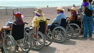 Un grup d’avis en cadira de rodes en una activitat a la platja de Badalona, en una imatge d’arxiu.