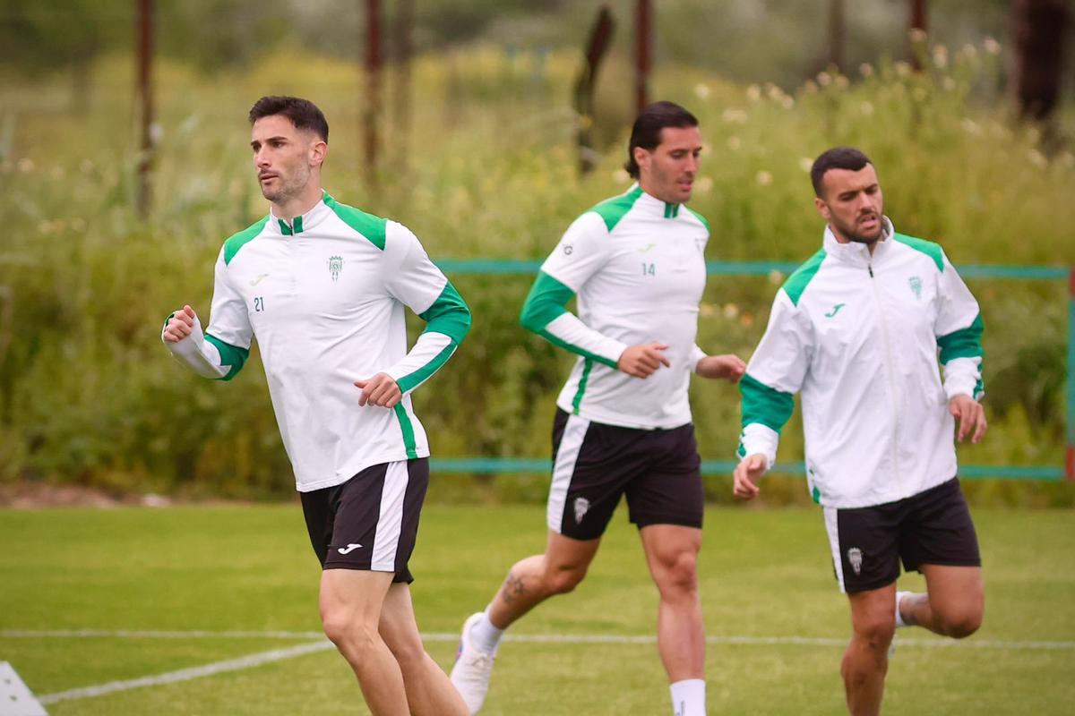 Carlos Albarrán, Sergi Guardiola y Álex Martín, durante una sesión de trabajo del Córdoba CF.