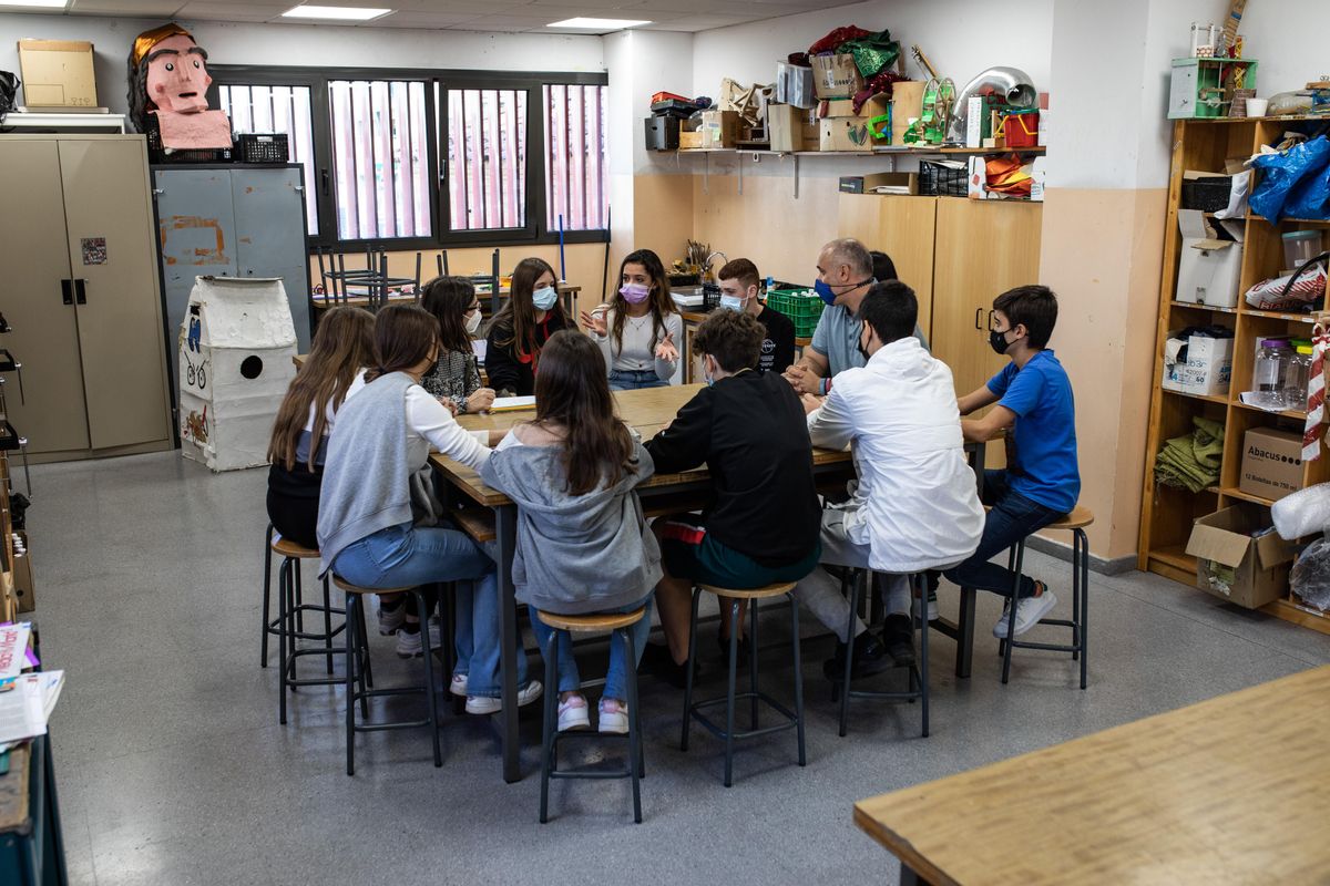 El 'Escamot Verd' de la escuela Sant Ramon Nonat, con el jefe de estudios de la ESO, Lluís Sala.