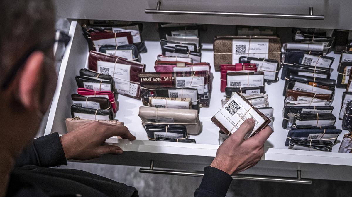 «Hola, vinc a buscar la meva cadira de rodes» i altres històries de l’oficina d’objectes perduts «Hola, vinc a buscar la meva cadira de rodes» i altres històries de l’oficina d’objectes perduts