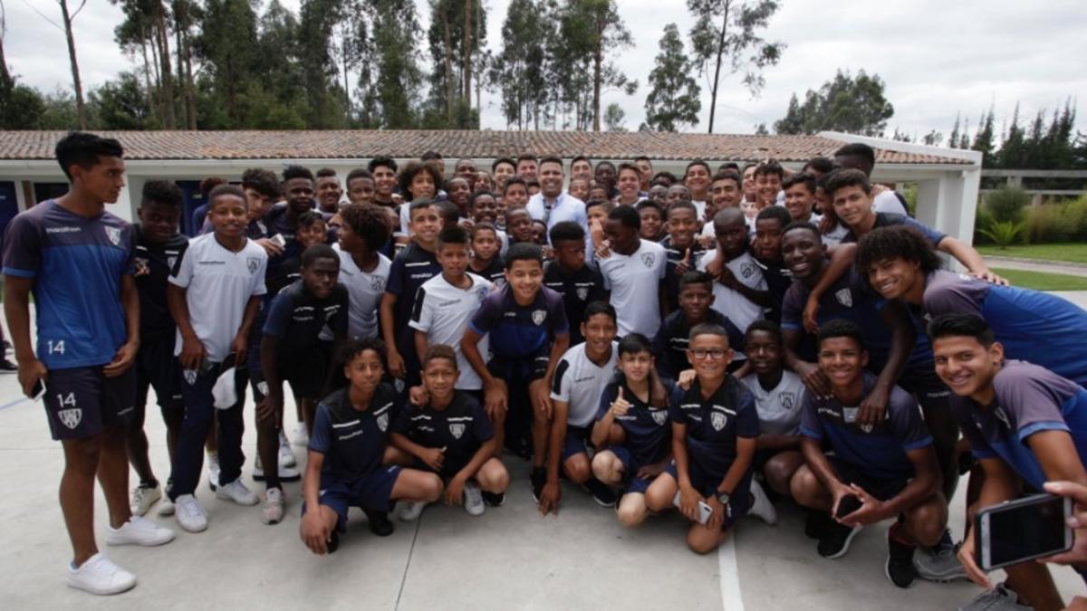 Ronaldo Nazario visitó Ecuador y visitó las instalaciones del Independiente del Valle