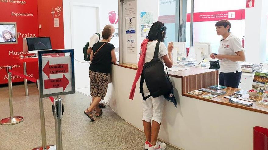 Turistas en la oficina de turismo del Concello de Vigo. // Marta G. Brea