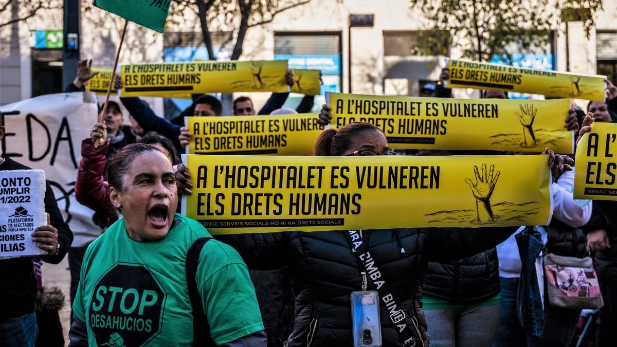 Entidades sociales protestan frente al Ayuntamiento de L'Hospitalet por el funcionamiento de los Servicios Sociales de la ciudad.