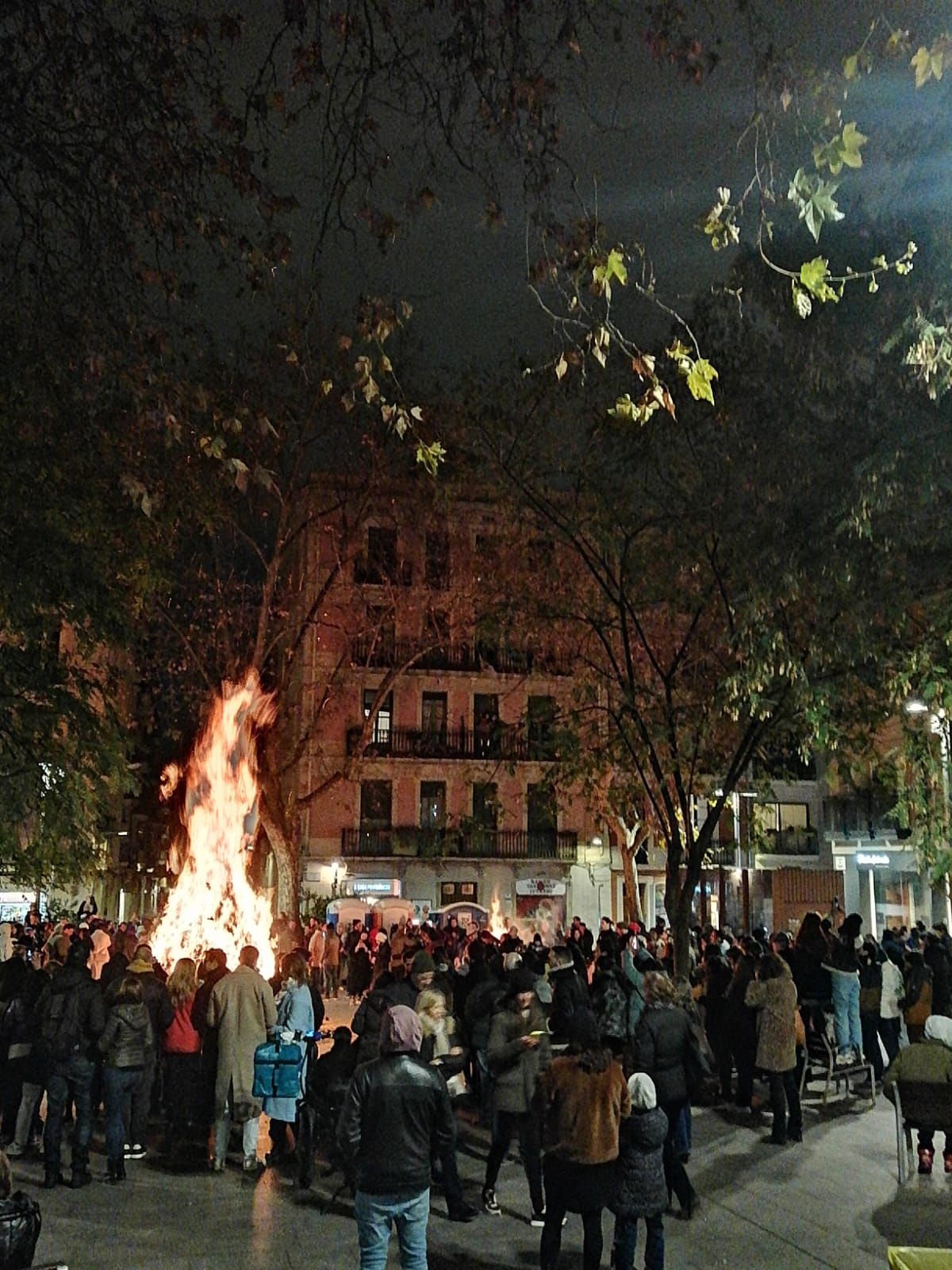 Los 'foguerons' de sa Pobla encienden el barrio barcelonés de Gràcia