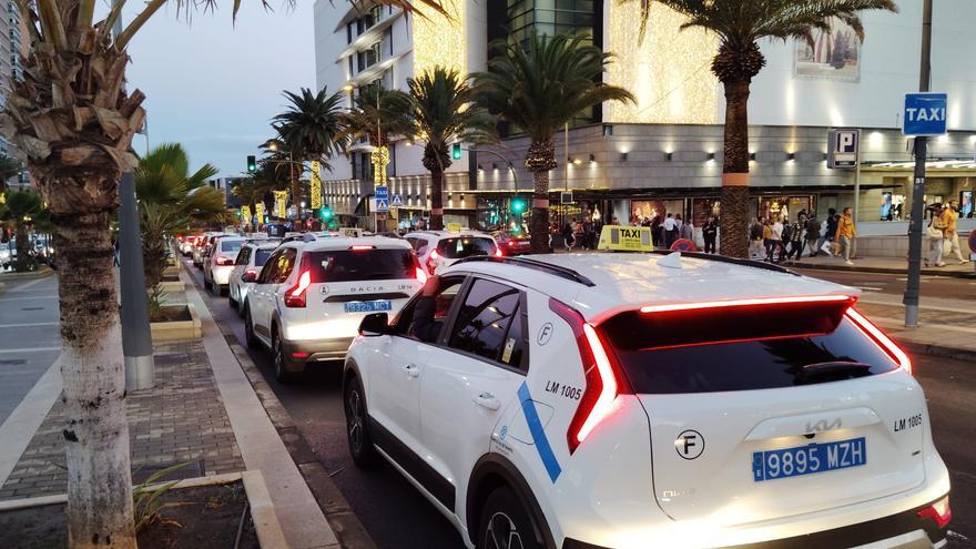 Concentración de taxistas en Santa Cruz de Tenerife