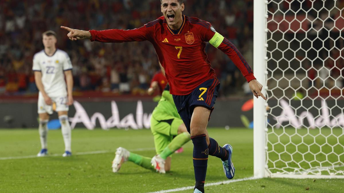 Morata celebra el primer gol de España ante Escocia