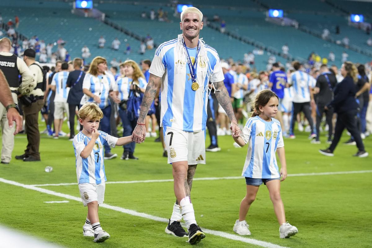 Argentinas Rodrigo De Paul holds hands with his son Bautista and his daughter Francesca after his team defeated Colombia in the Copa America final soccer match in Miami Gardens, Fla., Monday, July 15, 2024. (AP Photo/Rebecca Blackwell) / EDITORIAL USE ONLY/ONLY ITALY AND SPAIN