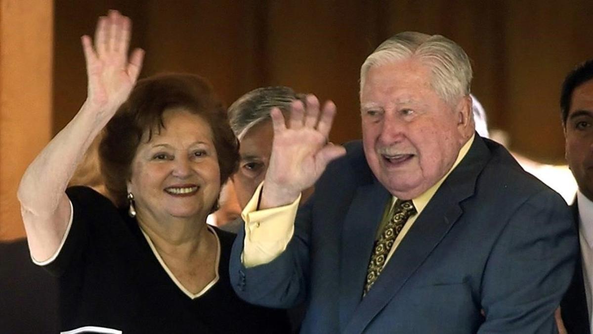 El ex dictador chileno Augusto Pinochet Ugarte  d  junto a su esposa Lucia Hriart  i  saluda hoy  sabado 25 de noviembre  en el dia de su 91 cumpleaños en el 2006.