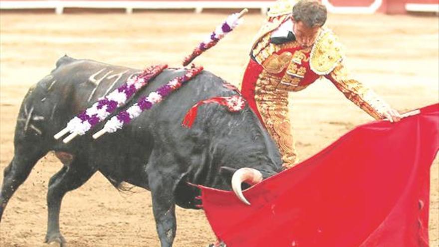 Paco Ramos se estrella con un toro sin opción en su confirmación en Lima