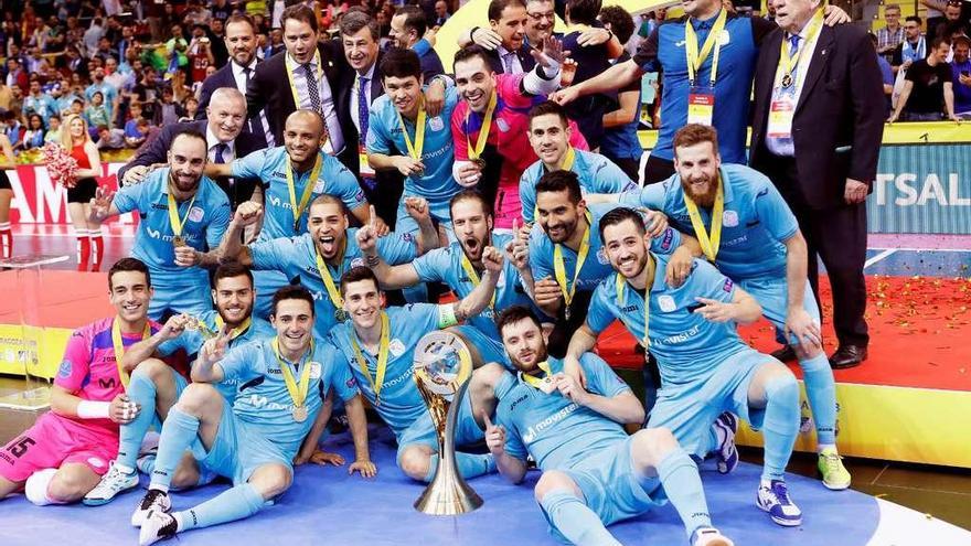 &#039;Pola&#039; (de pie, a la drcha.) celebra con sus compañeros el título de campeones de la UEFA Futsal, ayer en Zaragoza. // Javier Belver