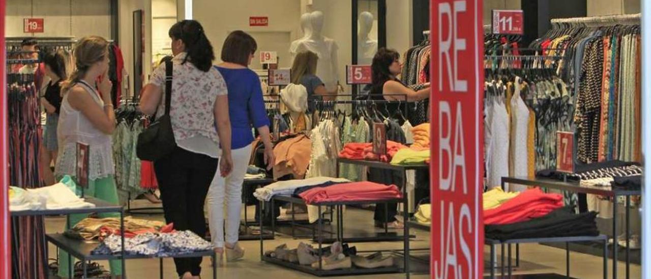 Jornada de rebajas en una de las tiendas del centro Ponte Vella. // Jesús Regal